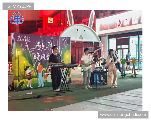 观众席手机记录精彩瞬间 业余赛事氛围热烈